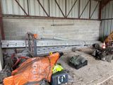 un tas de matériel de chantier entreposé dans un garage