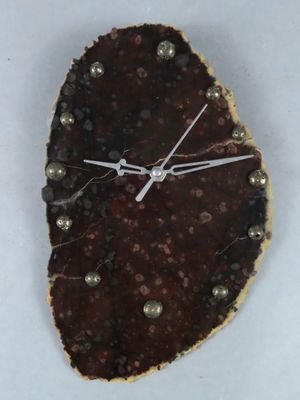 une horloge fabriquée à partir d'un morceau de chocolat