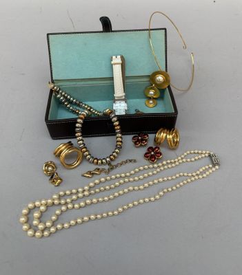 un assortiment de bijoux comprenant un collier, un bracelet et une bague