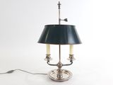 une image d'une lampe de table avec un abat-jour noir