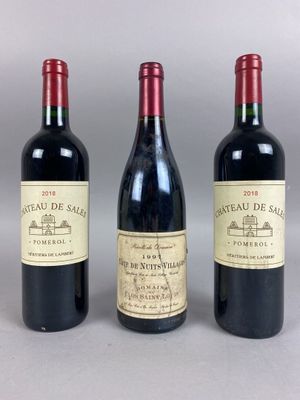 trois bouteilles de vin sont alignées sur une table