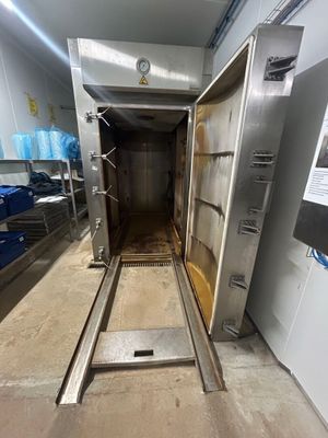 une grande porte ouverte au milieu d'une pièce