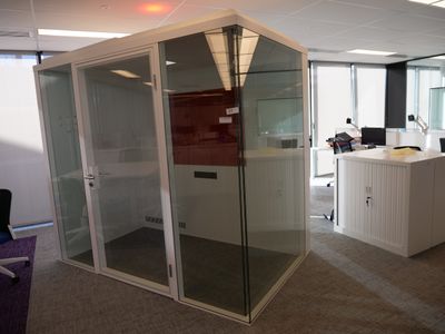 une pièce dotée d'une porte vitrée et d'un bureau