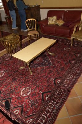 deux personnes debout dans le salon d'une maison