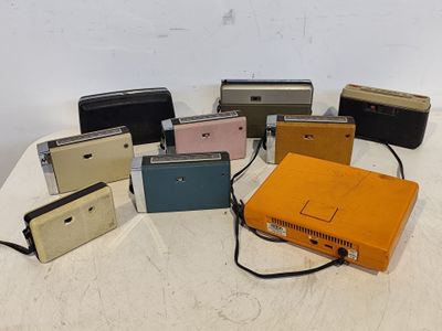tout un tas d'appareils électroniques de différentes couleurs et tailles posés sur une table