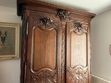 une armoire en bois dans un coin d'une pièce où se trouve un radiateur