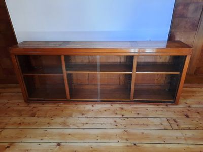 une photo d'un meuble TV en bois avec des portes vitrées