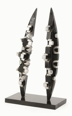 une paire de sculptures noires et blanches posées sur un socle noir