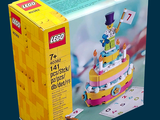 une boîte de Lego contenant un gâteau