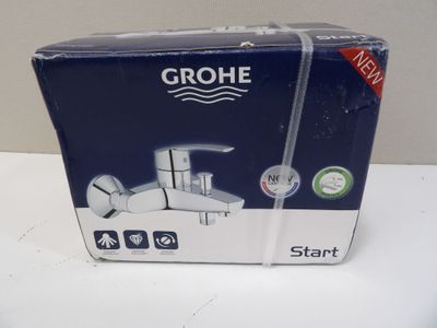 une boîte de robinets de salle de bains Grohe posée sur une table