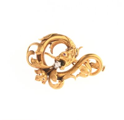 une image représentant une broche en forme de dragon en or, avec un diamant dans la gueule