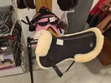 une selle de cheval recouverte d'un coussin en peau de mouton
