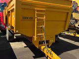 un camion-benne jaune garé à côté d'un camion-benne rouge