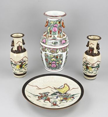 trois vases, une assiette et un bol posés sur une table