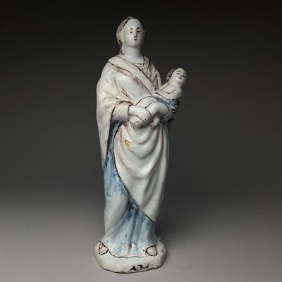 l'image d'une statue représentant une femme tenant un enfant dans ses bras