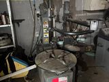 une machine qui se trouve à l'intérieur d'un garage
