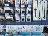 une présentation d'outils et d'accessoires proposés à la vente dans un magasin