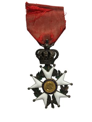 une image représentant une médaille ornée d'un ruban rouge et d'une étoile