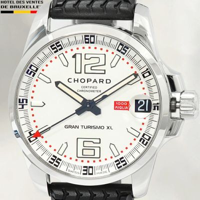 un gros plan d'une montre au cadran blanc et au bracelet en cuir noir