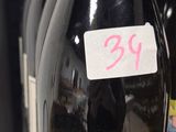 de nombreuses bouteilles de vin sur les étagères du magasin