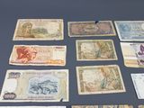 plusieurs types différents de billets de banque disposés sur une table