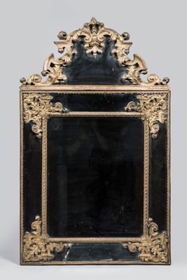 un miroir ancien avec un cadre doré et un fond noir
