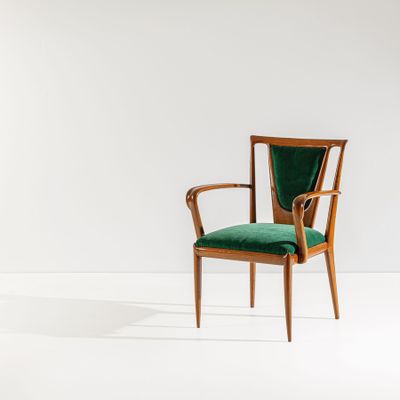 une chaise verte dans une pièce blanche aux murs blancs