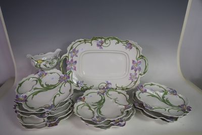 une table blanche sur laquelle sont posés plusieurs assiettes et bols