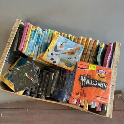 une boîte en carton remplie de livres sur une table