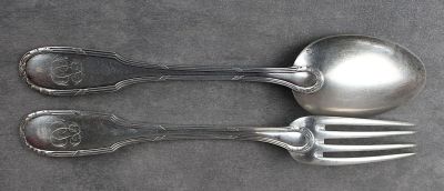 deux cuillères et une fourchette en argent sur une table
