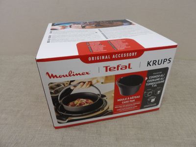 la boîte est ouverte sur la table avec son contenu