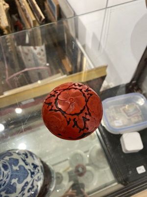 une boule rouge posée sur une table en verre