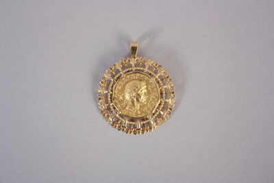 gros plan d'une pièce d'or sur une surface blanche