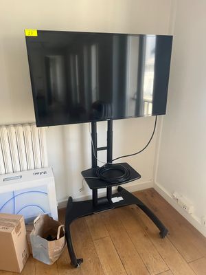 la télévision est posée sur le meuble dans le coin de la pièce