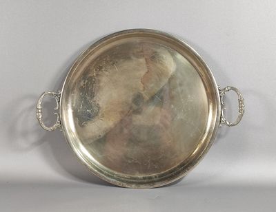 une assiette en argent sur laquelle est représentée une femme
