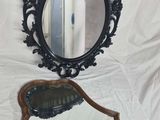 un miroir posé sur une table à côté d'un miroir