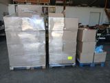 de nombreux cartons empilés les uns sur les autres dans un entrepôt