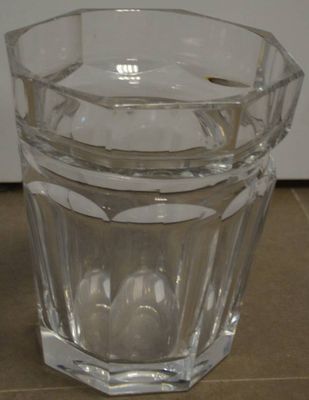 un verre d'eau posé sur un plan de travail