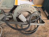 a picture of a machine that is sitting on the ground