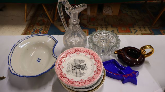 Plat à barbe en faïence, lot d’assiettes parlantes en Creil et Mo...