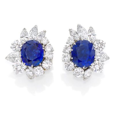 une paire de boucles d'oreilles en saphir et diamant