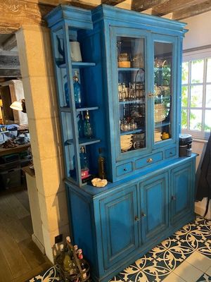 un vaisselier bleu au milieu d'une pièce