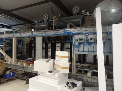 une photo d'une machine en fonctionnement dans une usine