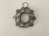 un pendentif plaqué argent orné d'un motif floral