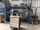 une photo d'un garage avec un établi et des outils dessus