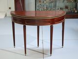une petite table avec une vitrine en arrière-plan