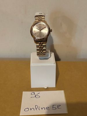 une photo d'une montre exposée sur une table, avec une étiquette de prix