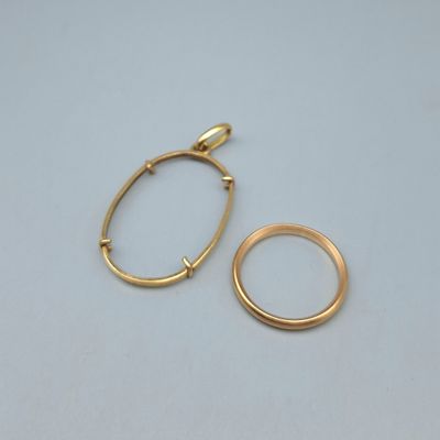 deux bagues en or et une bague en or sur un fond blanc