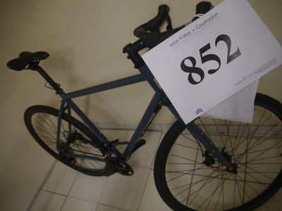 un vélo avec une étiquette de prix accrochée dessus