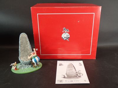 une petite figurine représentant un homme assis sur un rocher